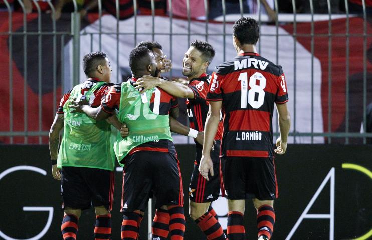Flamengo vence o Fluminense e encosta no líder Palmeiras-SP