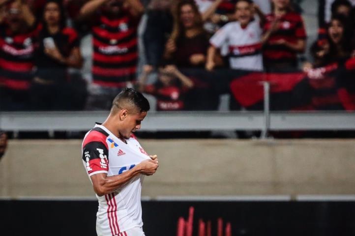 Flamengo vence o América-MG e segue na briga pelo Brasileirão