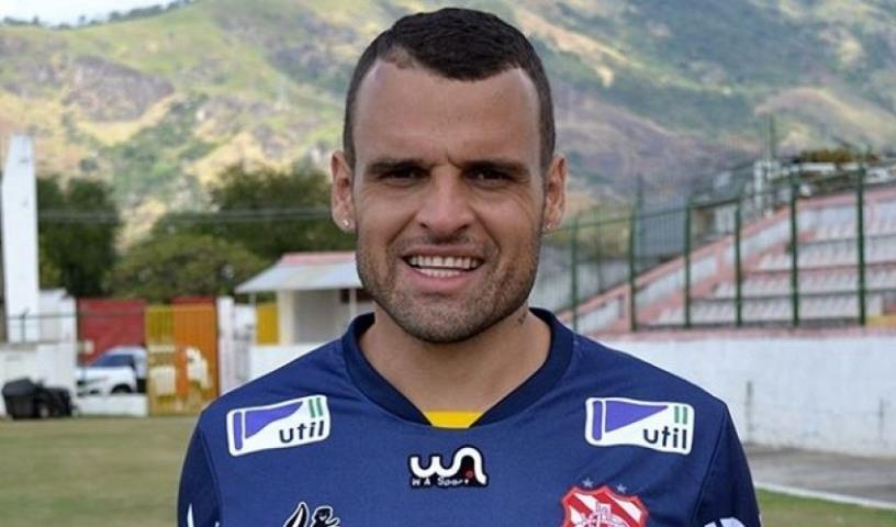 Bangu acerta renovação do volante Renan Silva