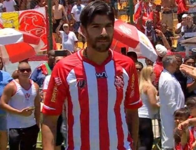 Loco Abreu é recebido com festa no Bangu