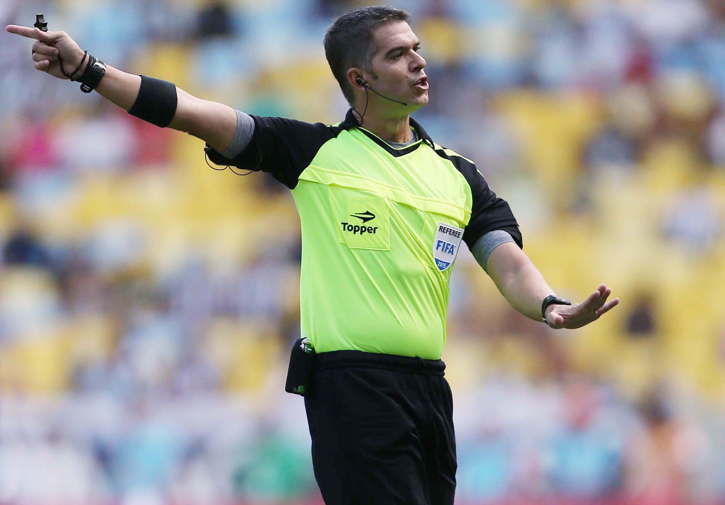 Péricles Bassols apita Fluminense x Botafogo