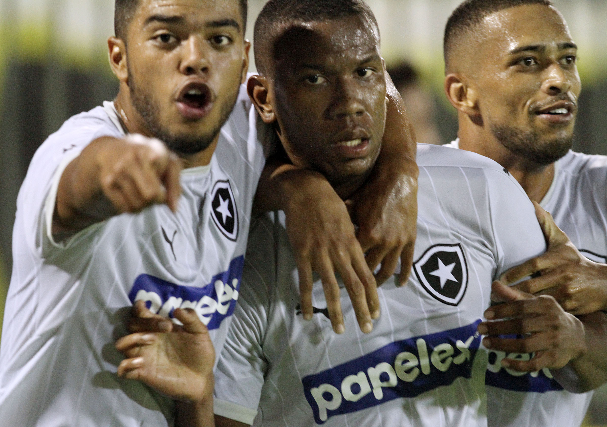 Botafogo supera o Fluminense e garante vaga na decisão do Carioca