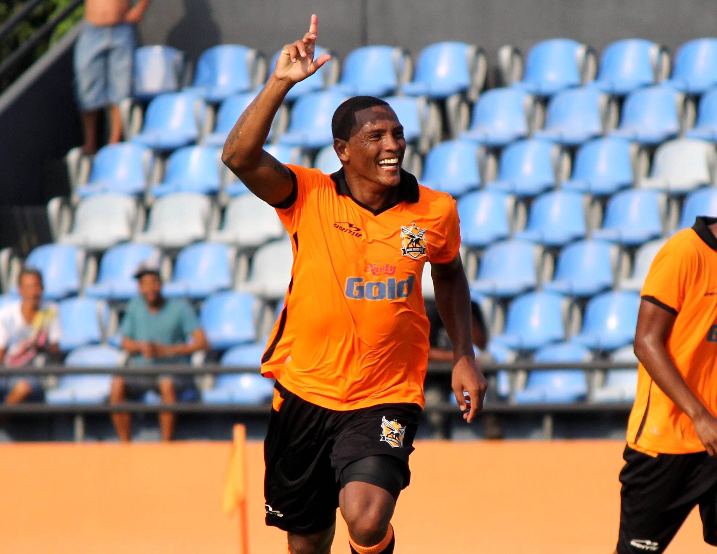 Novo reforço, Adriano estreia pelo Nova Iguaçu com gol