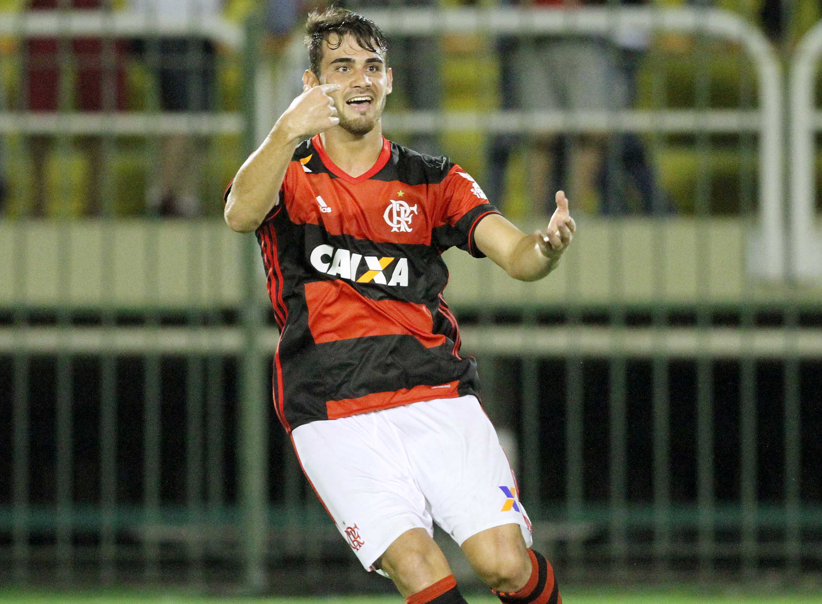Flamengo derrota o Vitória-BA e chega ao G-4 do Brasileirão