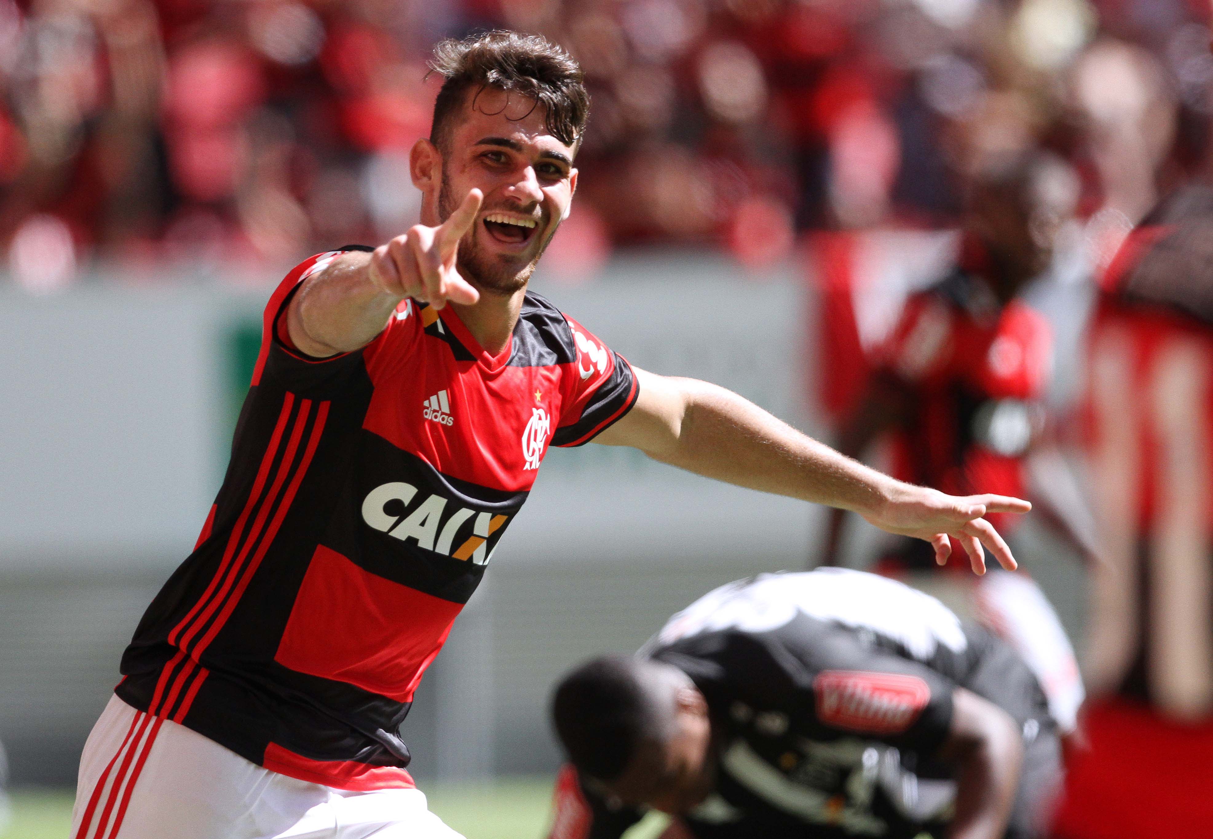 Flamengo vence o Atlético-MG e entra no G-4 do Brasileirão
