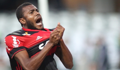 Flamengo vence o Coritiba-PR e segue na cola do G-4 do Brasileirão