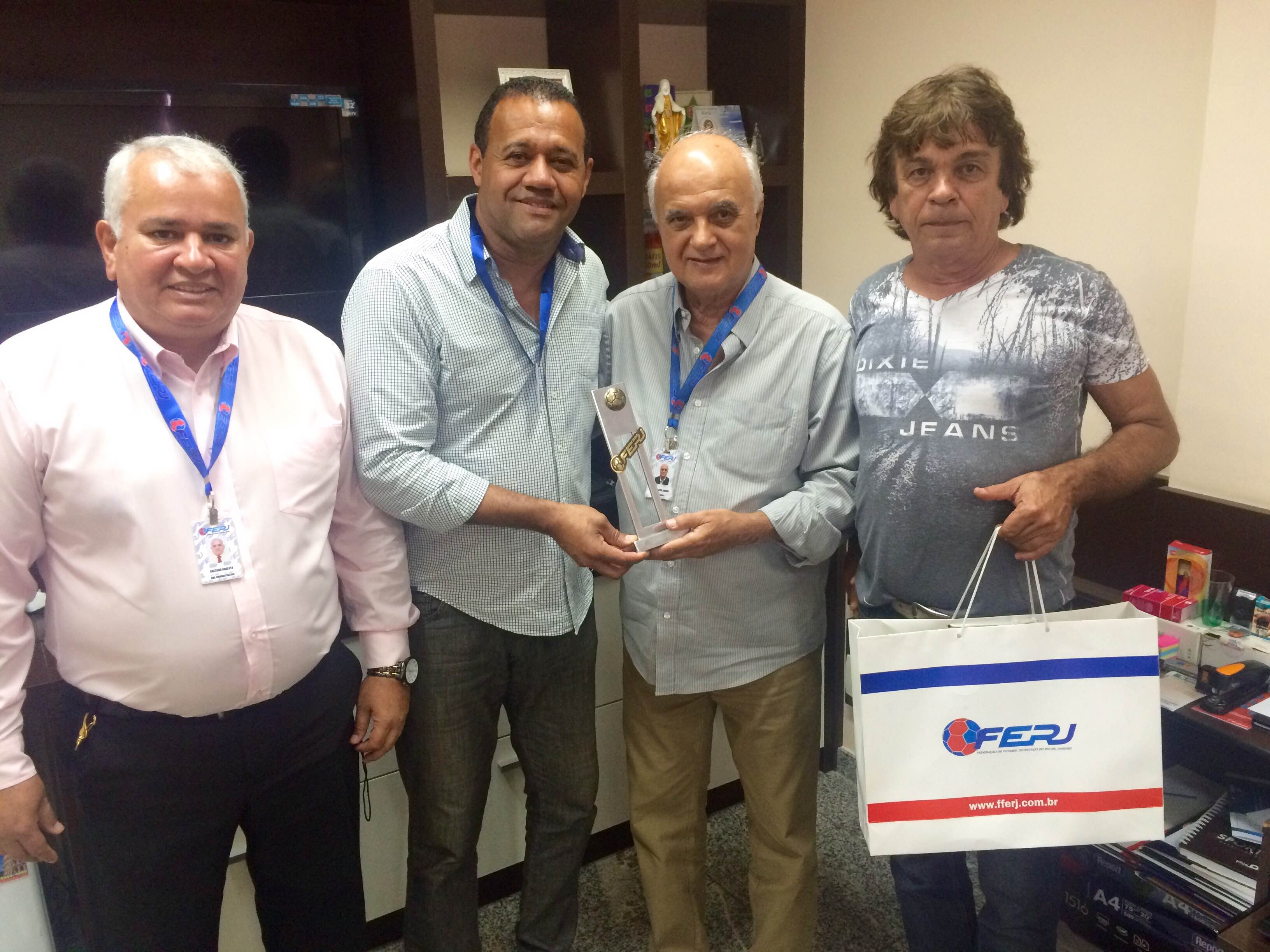 Liga de Seropédica recebe troféu de Campeão da Região da Baixada Fluminense