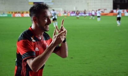 Flamengo vence o Atlético-PR e dorme na liderança do Brasileirão