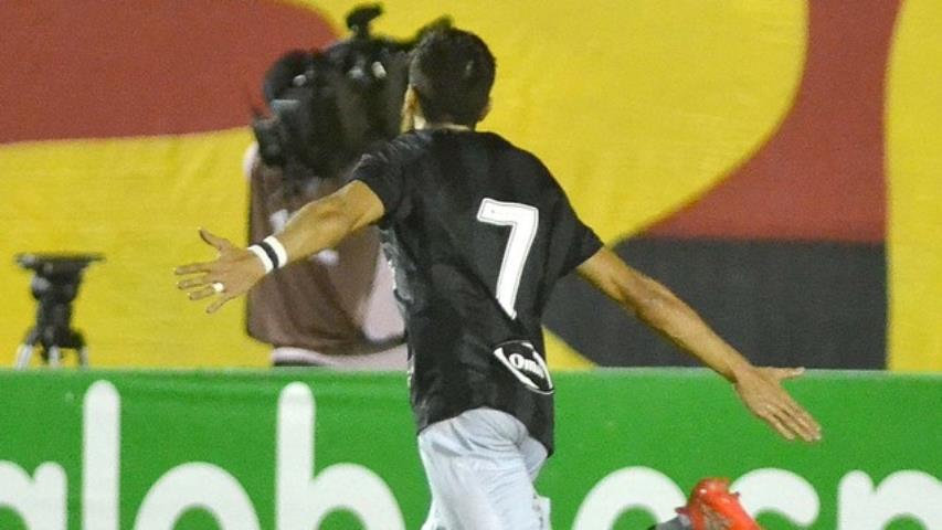 Botafogo vence o Vitória e fica mais perto do G4