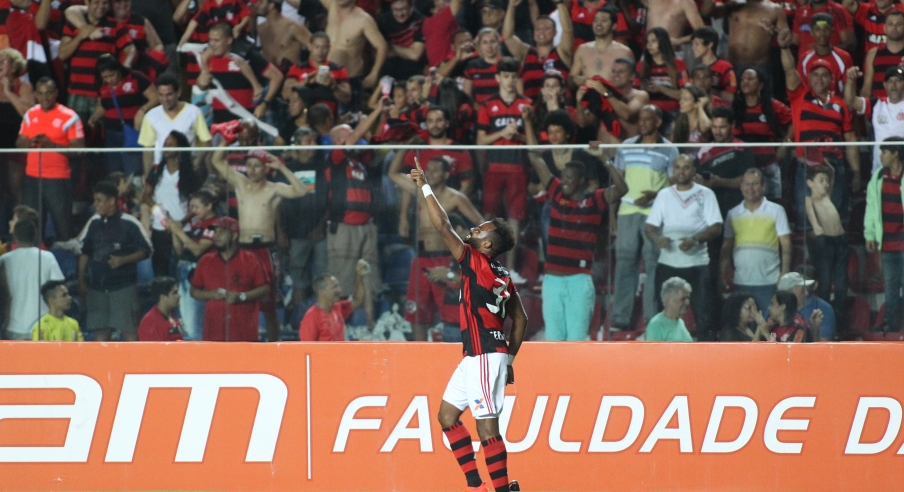 Flamengo vence a Ponte Preta-SP e segue na luta pelo título Brasileiro