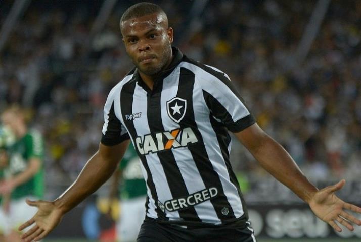 Com gol nos acréscimos, Botafogo volta a vencer no Brasileirão