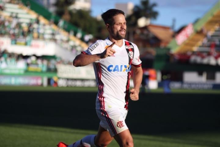 Diego marca e Flamengo volta a vencer fora de casa