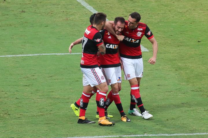 Flamengo vence o Corinthians-SP e volta ao G-6