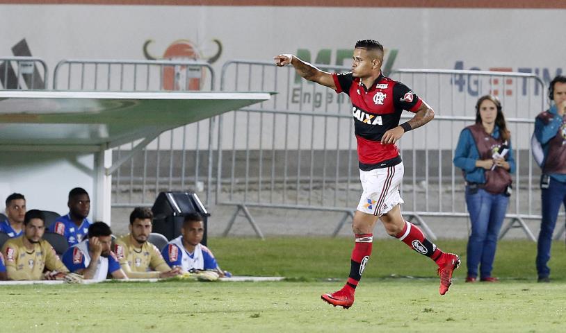 Flamengo volta a vencer no Brasileirão e segue no G7