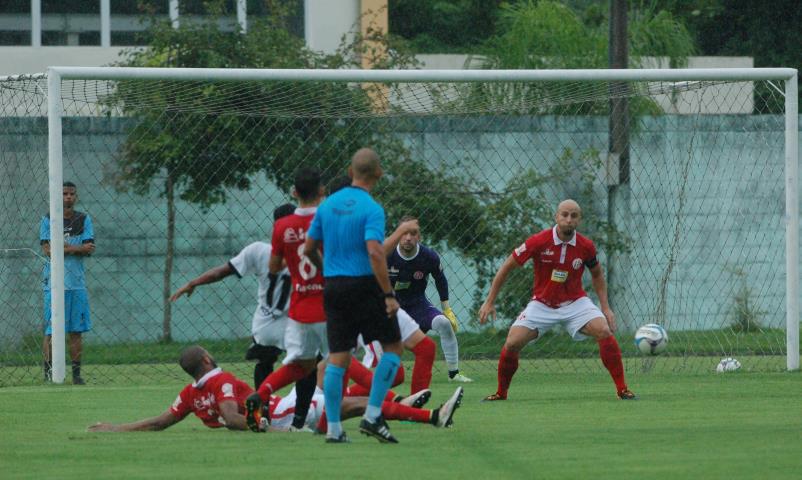 Resende vence o America e respira no Carioca