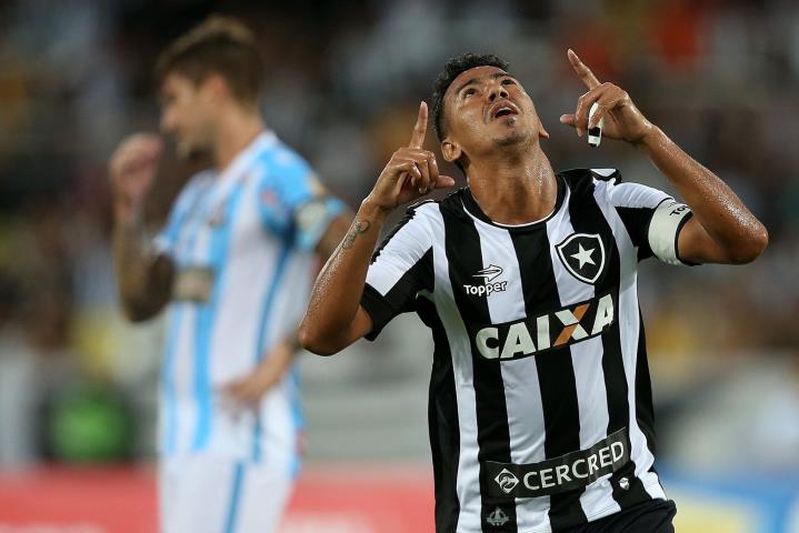 Botafogo vence o Macaé e segue vivo na Taça GB
