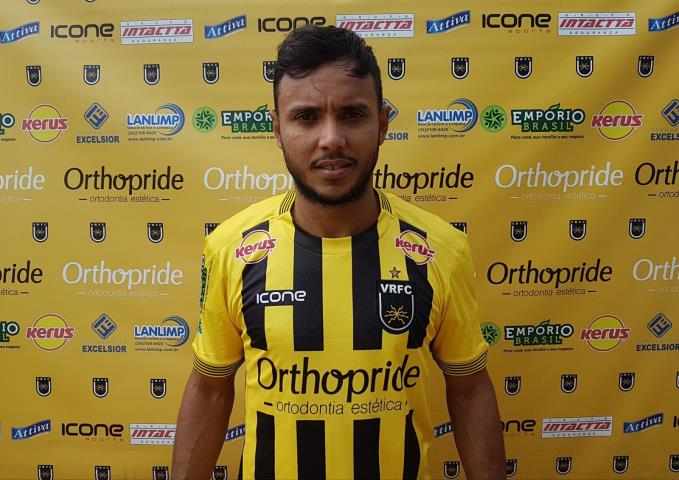 Voltaço apresenta o atacante Felipe Augusto