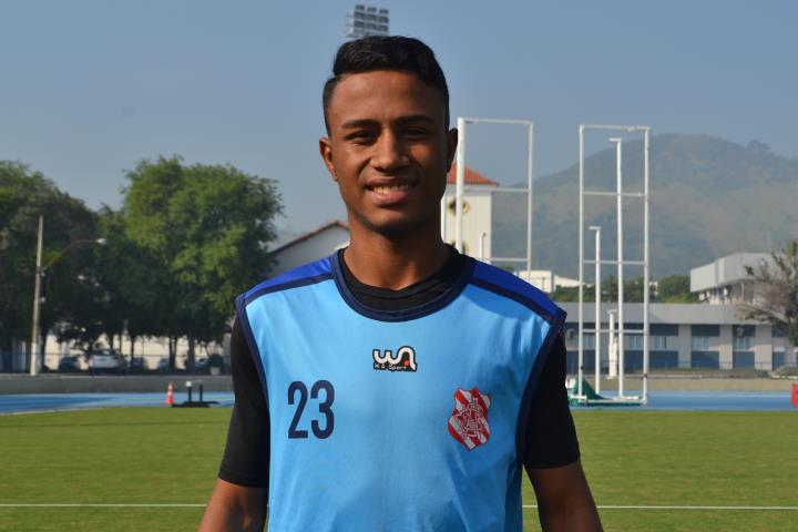 Destaque do Nova Iguaçu, Marlon se apresenta ao Bangu para a Série D