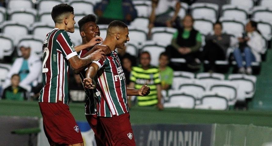 Fluminense vence o Coritiba e sobe na tabela