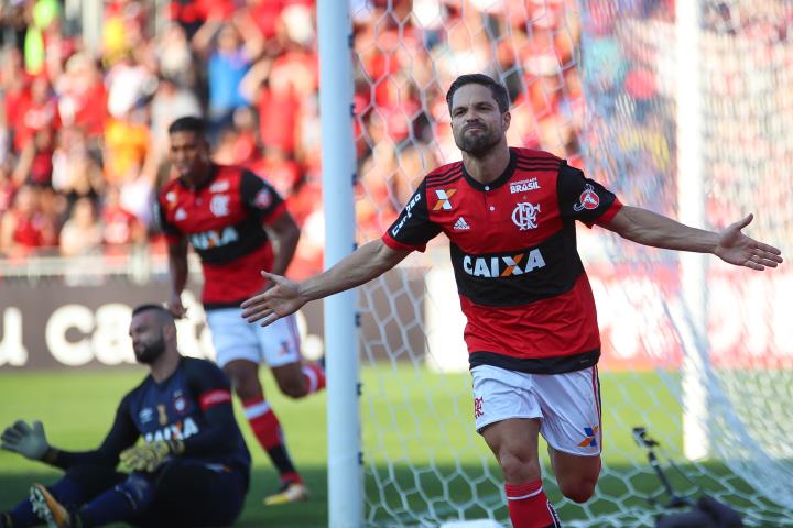 Flamengo supera o Atlético-PR e segue na briga pelo G4 do Brasileirão