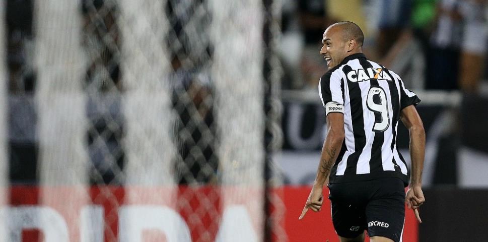 Roger brilha e Botafogo vence o clássico