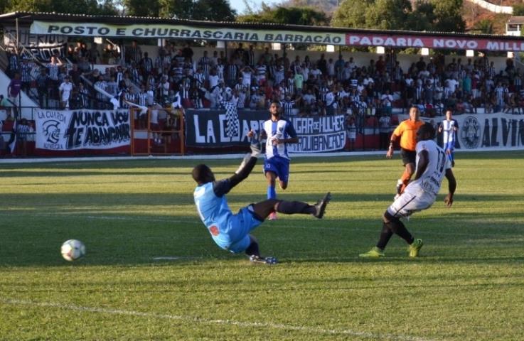 Americano vence e fica perto da decisão