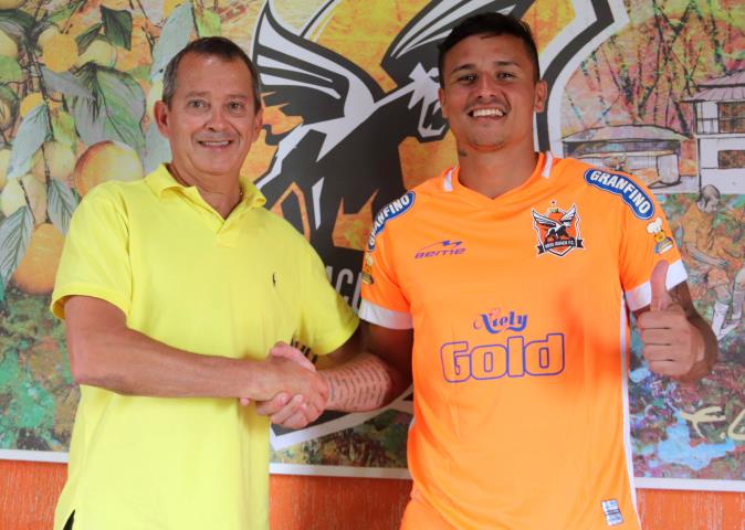 Atacante  Edu acerta com o Nova Iguaçu