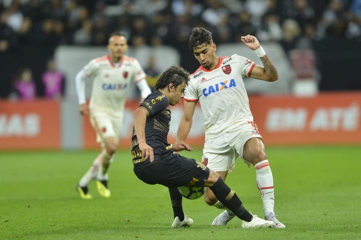 Paquetá brilha e Fla vence o Corinthians