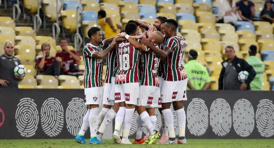 Flu goleia o Paraná e sobe para 8º