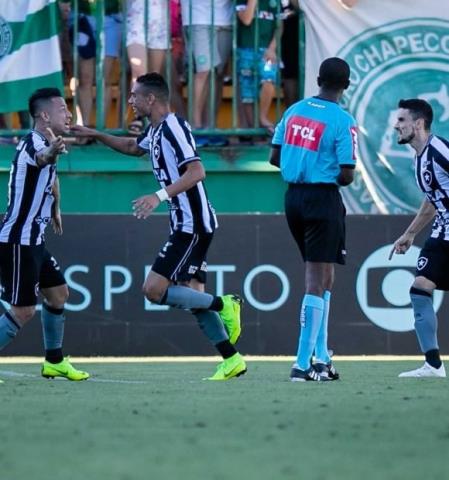 Botafogo vence a terceira seguida no Brasileiro