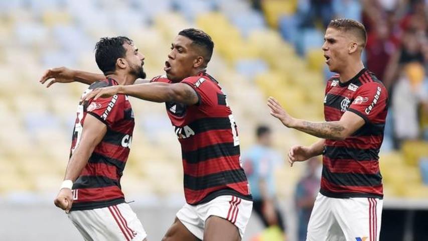 Flamengo bate o Santos e segue na briga pelo título do Brasileirão