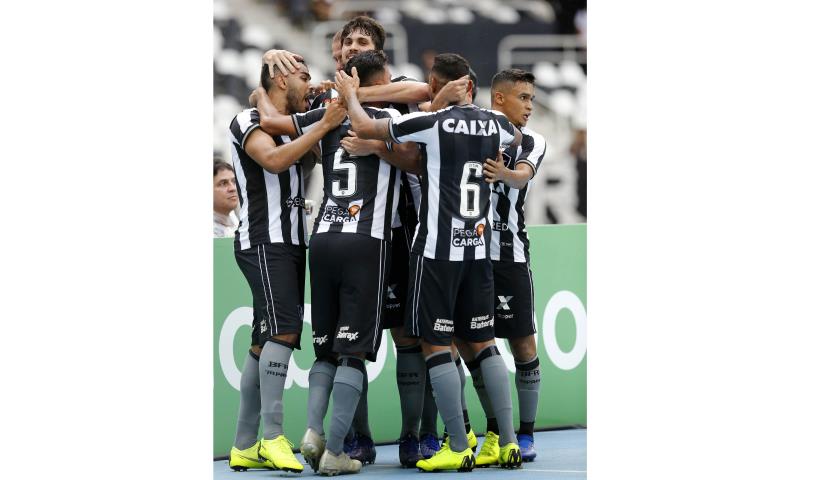 Botafogo vence o Corinthians e respira