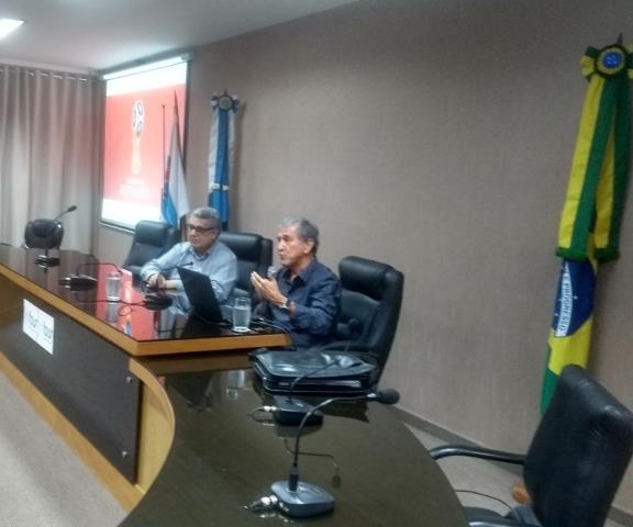 Carlos Alberto Parreira ministra aula no Curso de Treinadores da FERJ