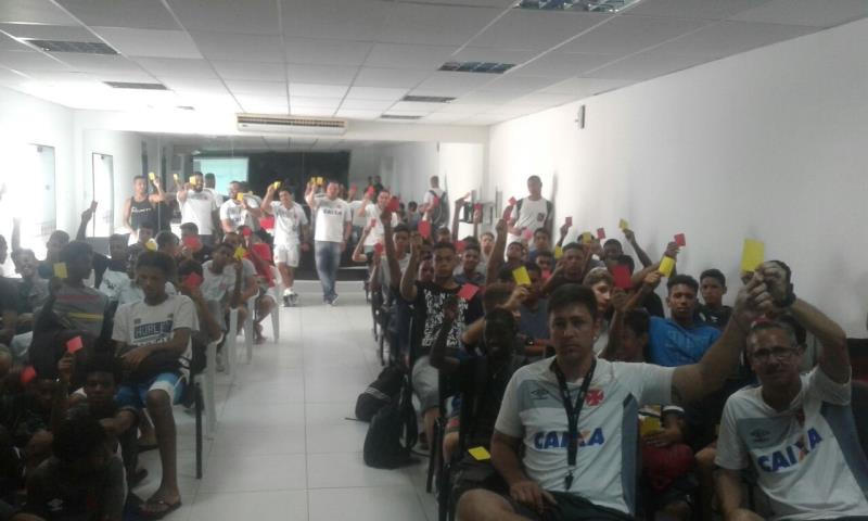 Comissão de Arbitragem ministra palestra para a base do Vasco
