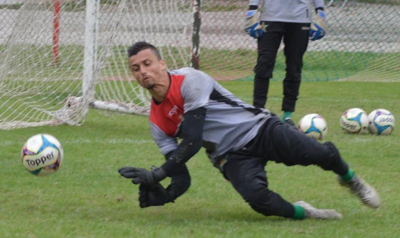 Goleiro Milton Raphael renova com a Portuguesa