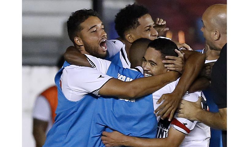 Vasco vence o Paraná em São Januário