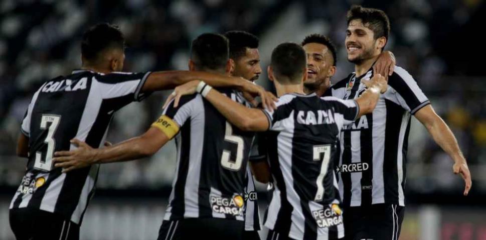 Botafogo vence o Atlético-PR