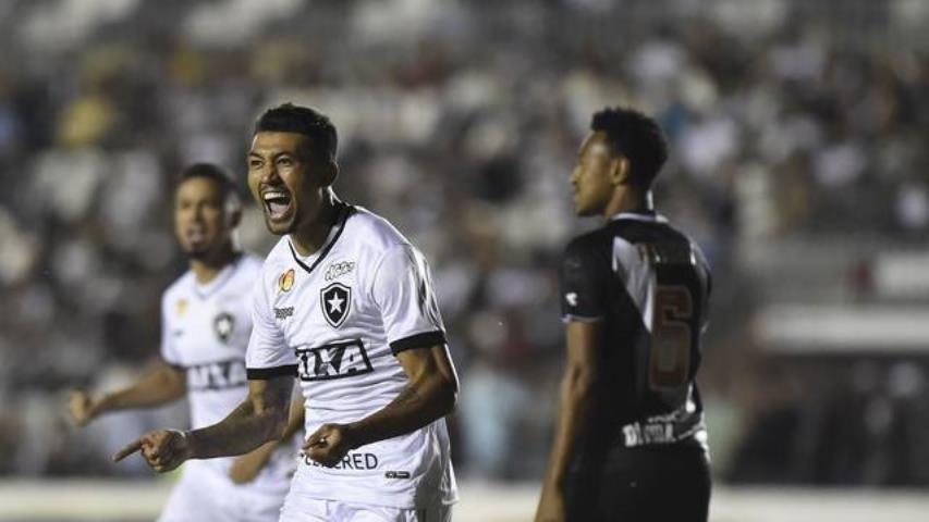 Botafogo vence o clássico em São Januário
