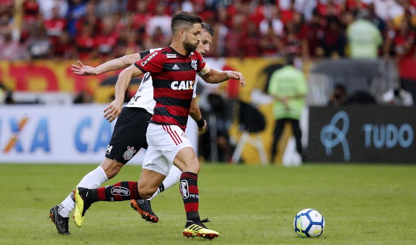 Flamengo vence o Corinthians e segue líder