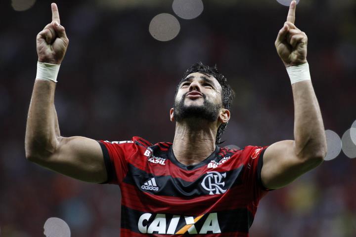Flamengo vence o Fluminense e dispara na liderança do Brasileirão