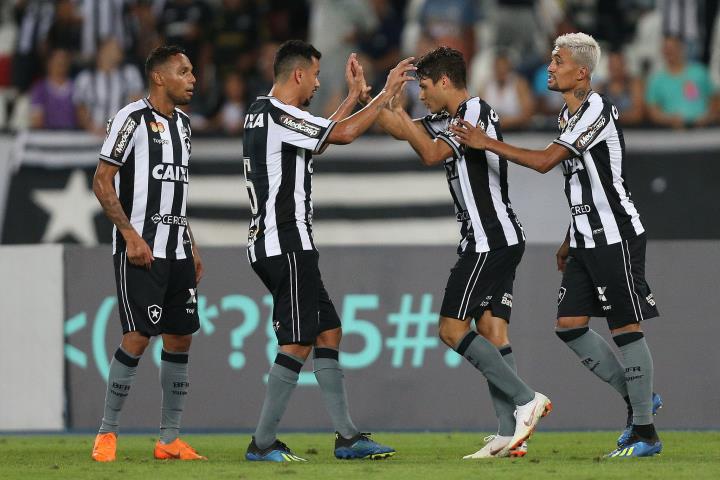 Botafogo vence a primeira pós Copa do Mundo