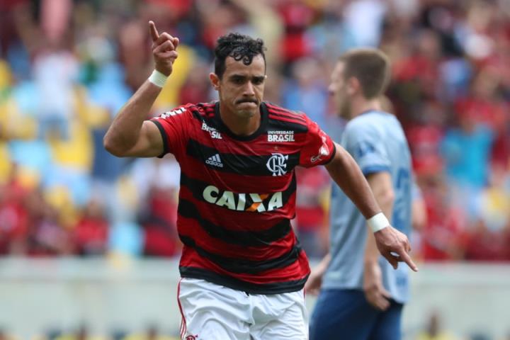 Flamengo vence e segue na cola do São Paulo