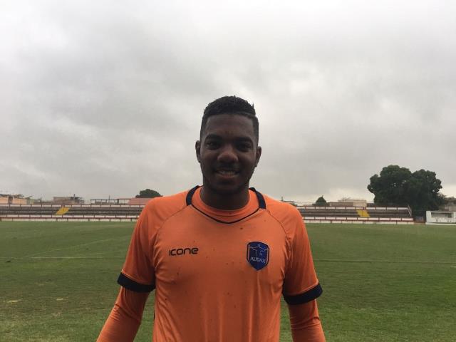 Felipe Augusto marca três gols e pede música