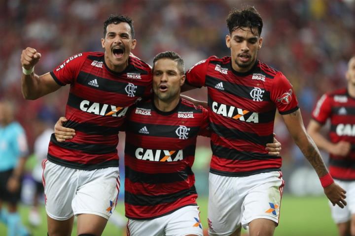 Flamengo vence e cola nos líderes do Brasileirão