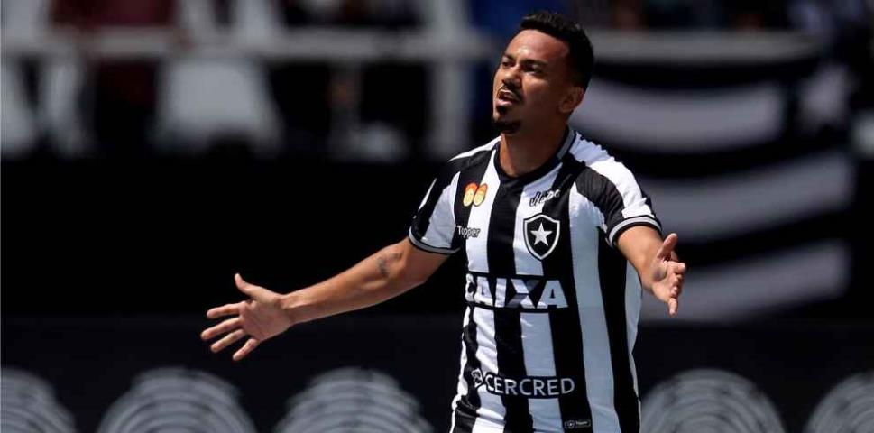 Botafogo derrota o América-MG e se afasta da zona da degola