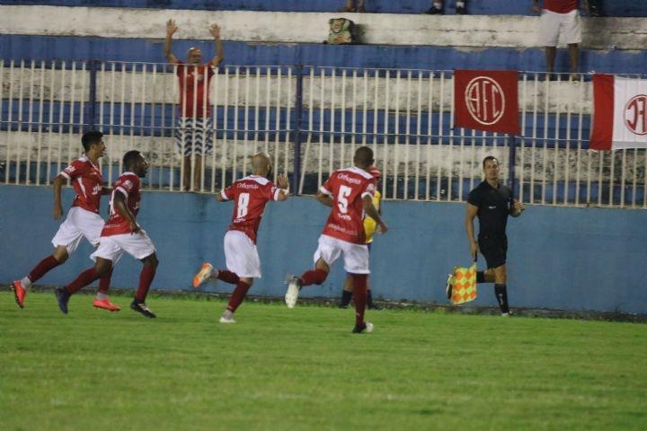 America vence e segue na briga pela vaga