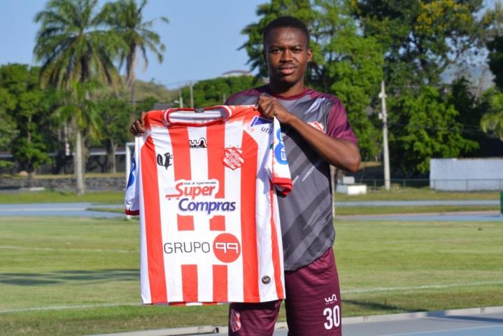 Atacante Yaya Banhoro reforça o Bangu no Carioca