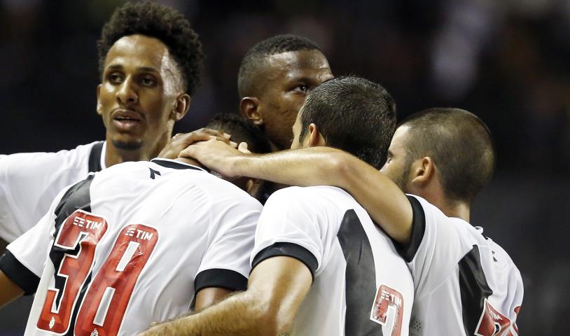 Vasco goleia o Volta Redonda e é líder do Grupo A