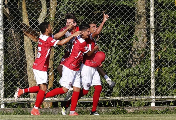 America vence e segue na briga do Carioca