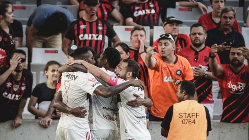 Fla vence e quebra tabu em Curitiba